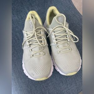 Used On Cloud Women’s Size 7.5 Green